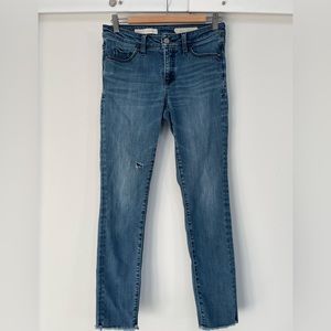 Mid rise crop Pilcro jeans. Medium wash denim